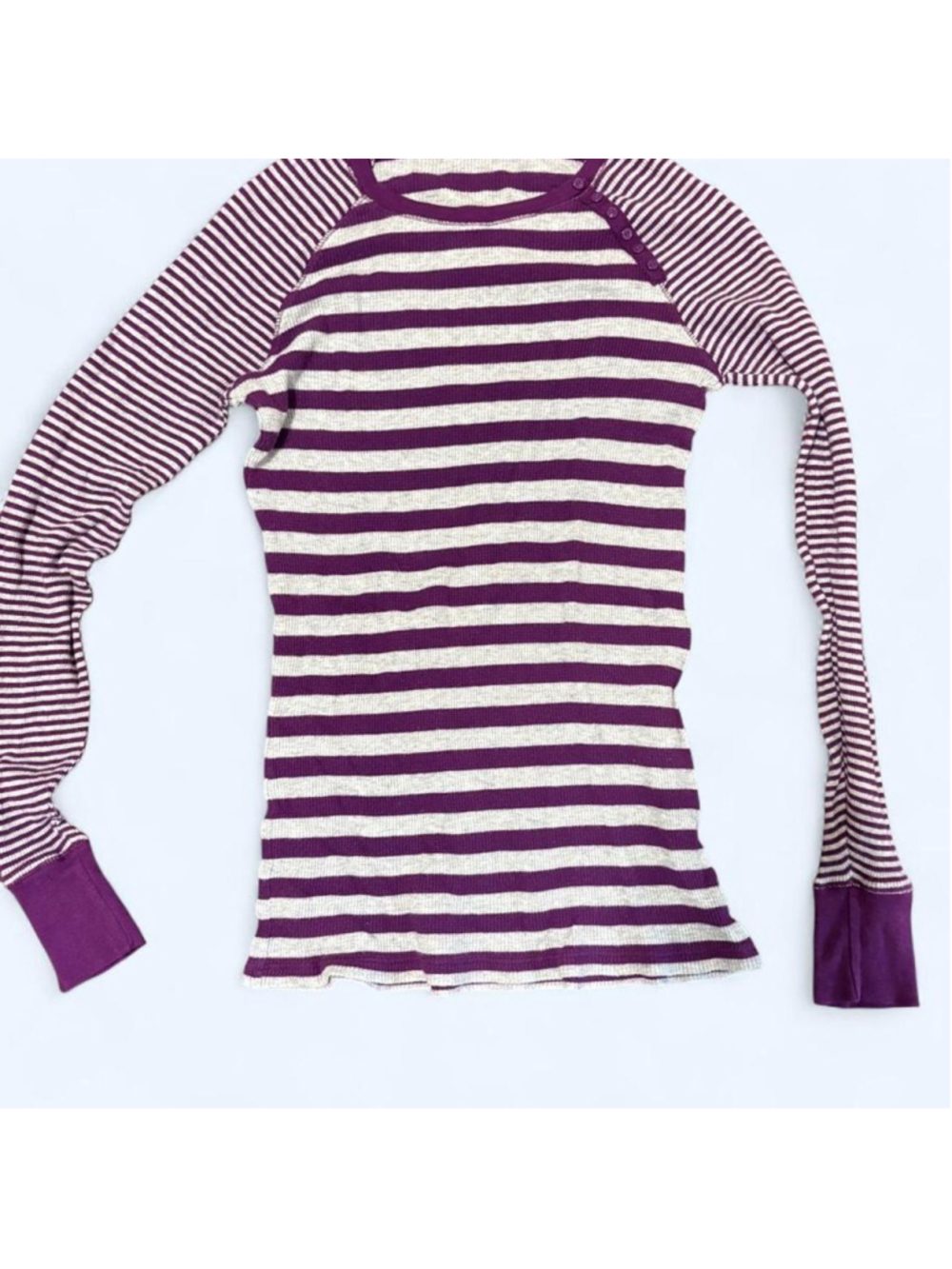 Vintage Gap 2000s y2k white/purple striped long sleeve shirt with button detaili